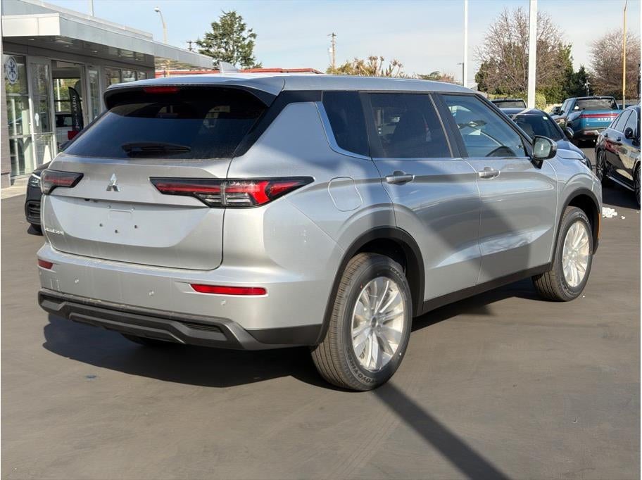 2026 Mitsubishi Outlander ES