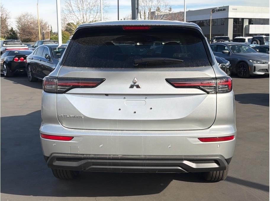 2026 Mitsubishi Outlander ES