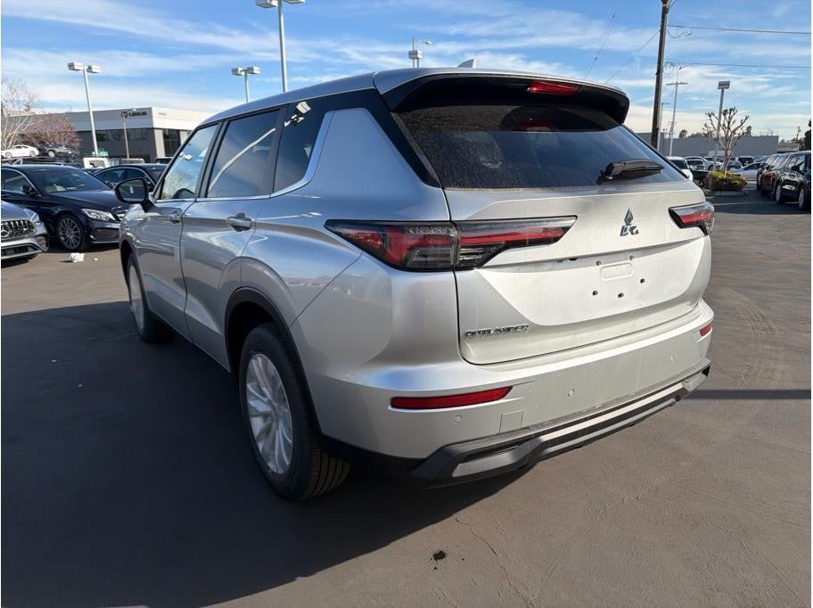 2026 Mitsubishi Outlander ES