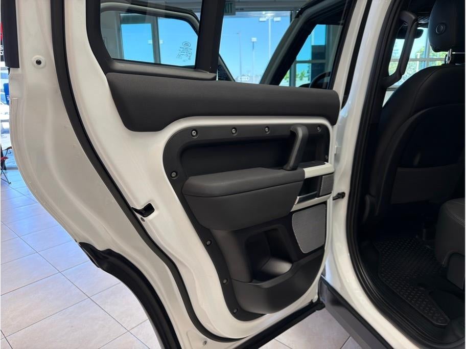 2023 Land Rover Defender 130 SE Sport Utility 4D
