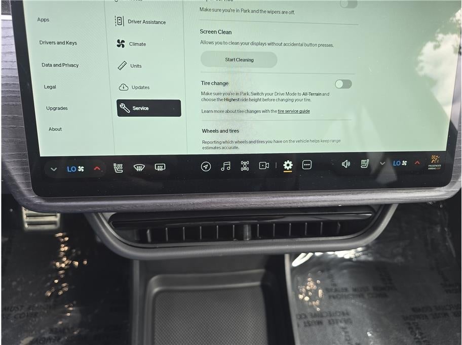 2024 Rivian R1S Quad Large Sport Utility 4D