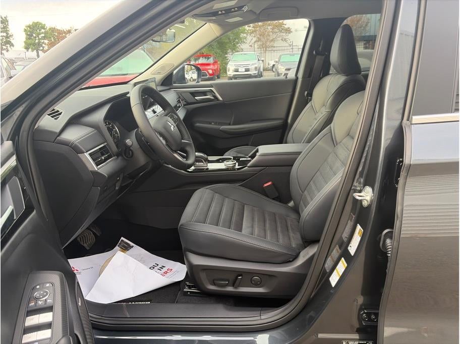 2025 Mitsubishi Outlander SE Sport Utility 4D