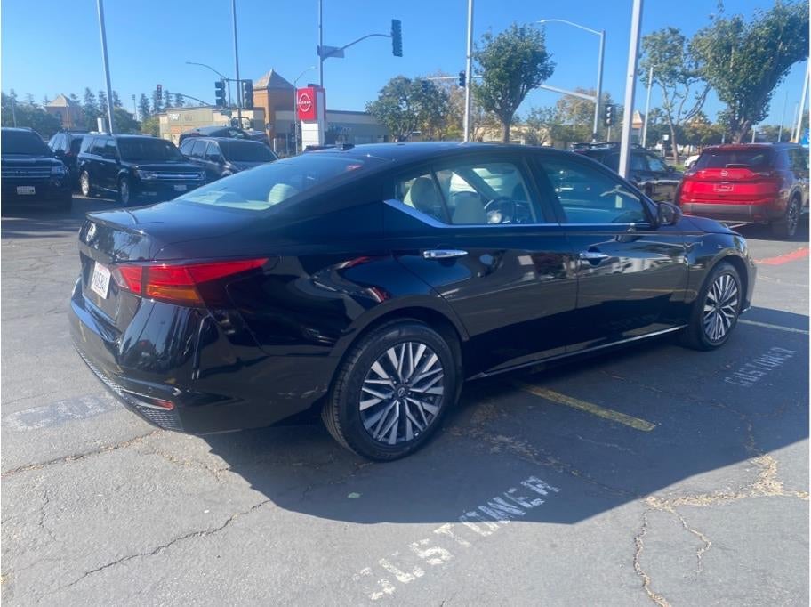 2025 Nissan Altima 2.5 SV Sedan 4D
